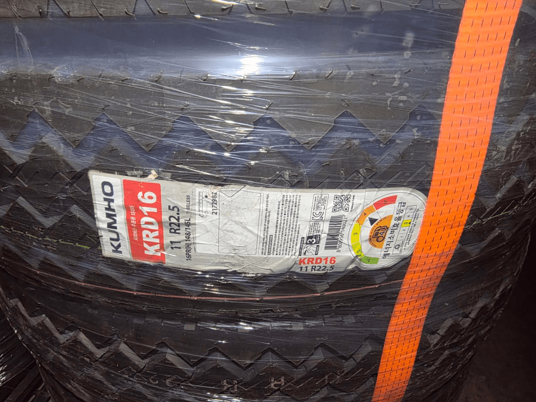 Kumho KRD16 11R22.5 G/16PR Drive Tire | Superior All-Weather Traction, High Mileage & Fuel Efficiency for Commercial Fleets